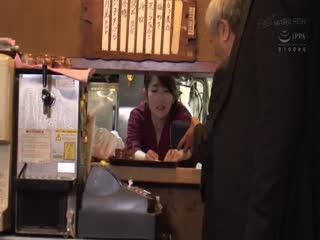 一个18岁的女孩与巨大的乳房被性交